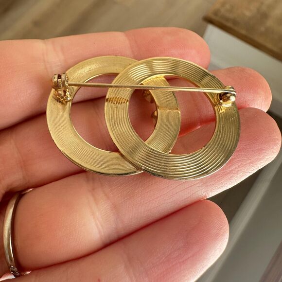 Vintage Double Ring Gold Tone Pearl Brooch Pin - Picture 5 of 5